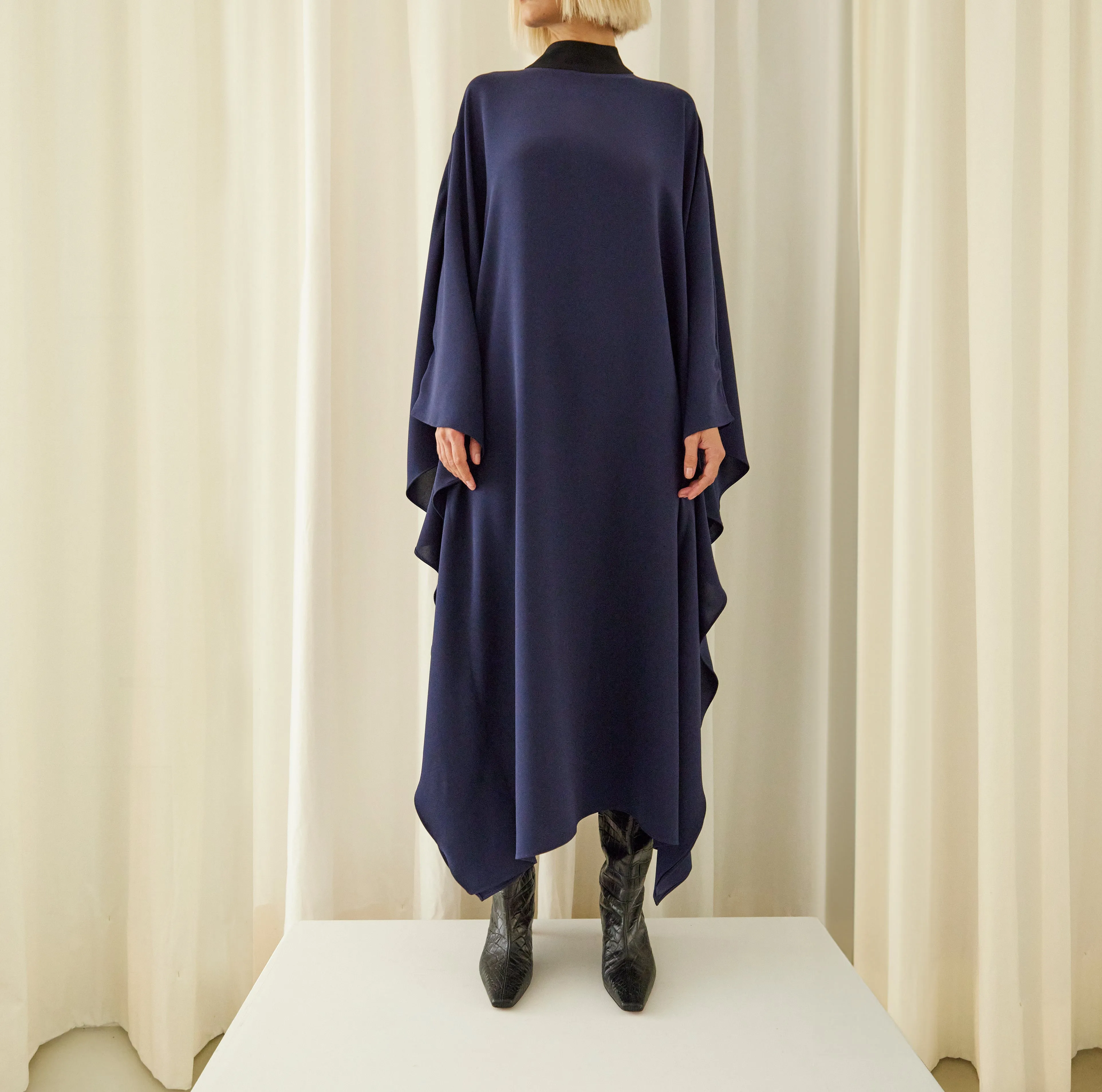 DRESS "BELLA" IN NAVY WITH BLACK NECKLINE
